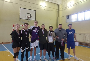 В минувшие выходные в спортивном зале поселка Кировский состоялся открытый турнир по волейболу среди смешанных команд
