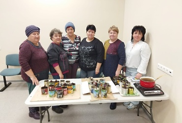 Очередную партию окопных свечей для бойцов СВО изготовили жители д. Доры