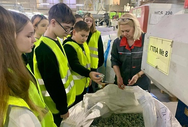 Партийцы организовали экскурсию для детей на завод «Орион»