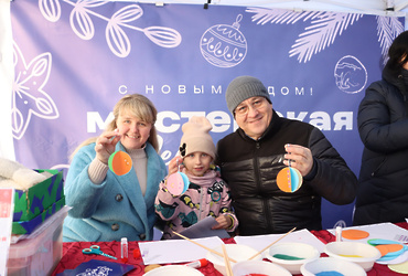 МастЕРская Деда Мороза в лотошинском парке подарила детям новогоднее настроение