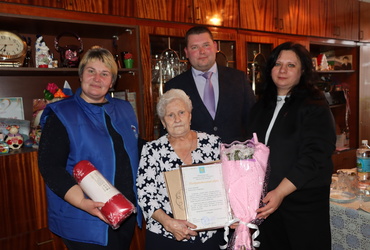 С юбилеем поздравили жительницу поселка Новолотошино с юбилеем