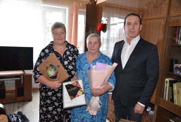 Председатель Совета депутатов поздравил жительницу посёлка Лотошино с юбилеем