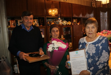 Жительницу поселка Лотошино поздравили с юбилеем