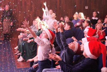 В Лотошинском Доме культуры продолжается показ новогоднего представления