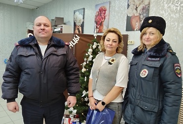 В Лотошино сотрудники полиции поздравили с наступающими новогодними  праздниками семьи погибших коллег