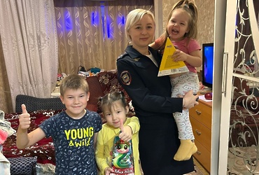 В г.о. Лотошино полицейские приняли участие в благотворительной акции  «Полицейский Дед Мороз»