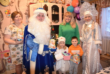 Глава округа вручила подарок девочке, написавшей письмо Деду Морозу