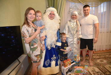 В преддверии Нового года первым победителям акции «Ёлка желаний» вручены подарки