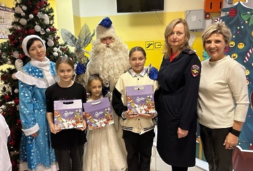 Сотрудники ОМВД России по г.о. Лотошино совместно с общественникам  провели акцию «Полицейский Дед Мороз»