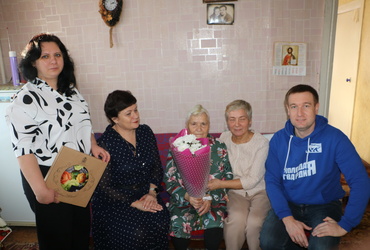 Жительницу поселка Лотошино поздравили с юбилеем