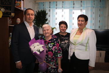 Жительницу поселка Кировский поздравили с юбилеем