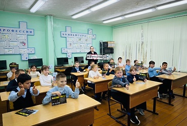 Сотрудники Госавтоинспекции ОМВД России по г.о. Лотошино провели  акцию «Безопасность прежде всего!» для школьников