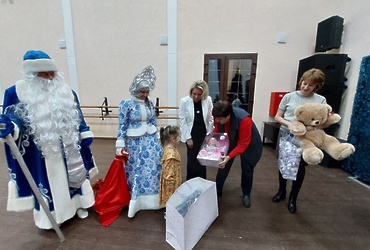 Продолжается вручение подарков детям в рамках акции «Ёлка желаний»