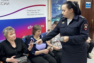 В Лотошино сотрудники Госавтоинспекции и общественница провели информационную встречу с участниками клуба «Активное долголетие»