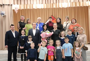 С юбилеем поздравили педагога ЛСОШ № 1