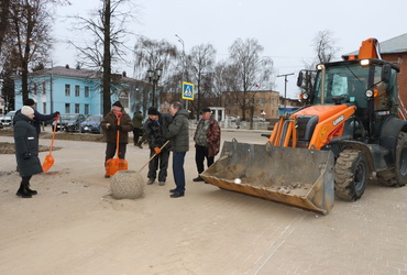 Вячеслав Попов провёл пеший обход дворовых территорий
