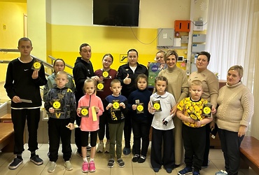 Сотрудники Госавтоинспекции ОМВД России по г.о. Лотошино и общественница провели профилактические беседы с детьми и их родителями