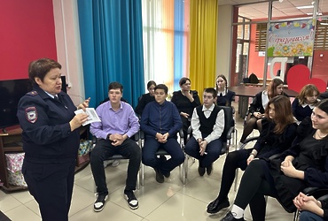 Сотрудники ОМВД России по г.о. Лотошино провели урок профориентации  для школьников