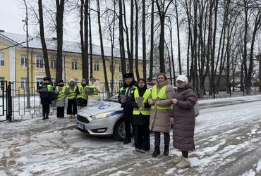 Сотрудники Госавтоинспекции и «Родительский патруль» контролируют безопасность юных пешеходов