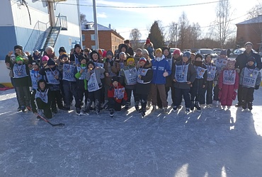 В период каникул на ледовой площадке поселка Кировский состоялись конькобежные соревнования для детей