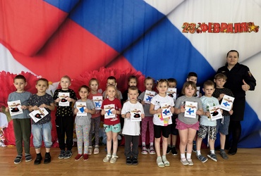 Сотрудники Госавтоинспекции и дошкольники сделали  подарки для пап своими руками