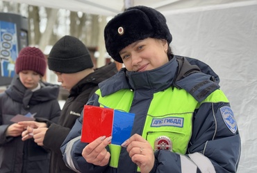 Сотрудники Госавтоинспекции ОМВД России по г.о. Лотошино провели мастер‑класс по созданию световозвращающих элементов