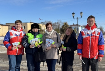 Сотрудники Госавтоинспекции городского округа Лотошино совместно с волонтерами провели акцию «Пешеход на переход!»