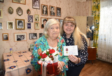 Екатерина Долгасова вручила юбилейные медали жительницам округа