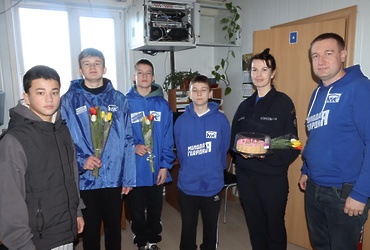 Лотошинские единороссы поздравили женщин с 8 марта!