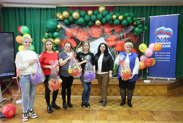 Лотошинские единороссы вручили цветы женам участников СВО