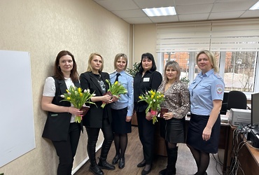 Полицейские ОМВД России по г.о. Лотошино поздравили женщин с 8 марта  при оказании государственных услуг