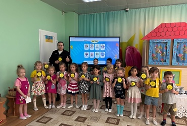 Госавтоинспекторы ОМВД России по г.о. Лотошино провели занятие с  детьми по безопасности дорожного движения