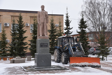 МУ «Благоустройство»  с раннего утра убирают и вывозят снег