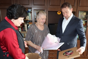 Жительницу посёлка Лотошино поздравили с юбилеем