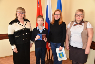 В администрации округа вручили паспорта и обсудили планы работы на неделю