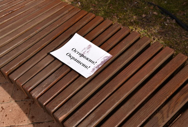 Сотрудники «Благоустройства» покрасили лавочки на Центральной площади посёлка Лотошино