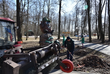 В Лотошинском ПКиО прошел субботник