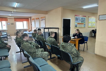 Сотрудники ОМВД России по г.о. Лотошино провели профориентационный  урок с военнослужащими