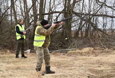 В преддверии сезона в муниципальном округе Лотошино прошли соревнования по стрельбе среди охотников