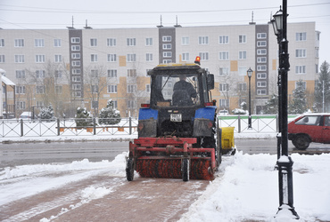 Коммунальщики продолжают устранять последствия апрельского снегопада