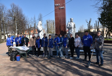 В сквере Победы посёлка Лотошино прошел субботник