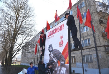 Центральную часть посёлка Лотошино начали украшать в преддверии Дня Победы