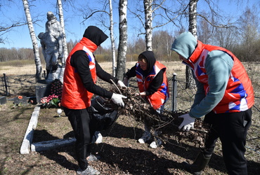 Волонтеры ПМЦ «Вместе» убрались на братской могиле воинов‑тихоокеанцев