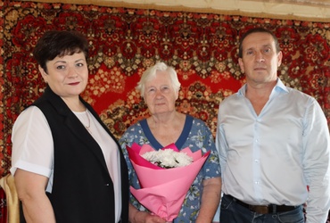 Жительницу посёлка Новолотошино поздравили с юбилеем