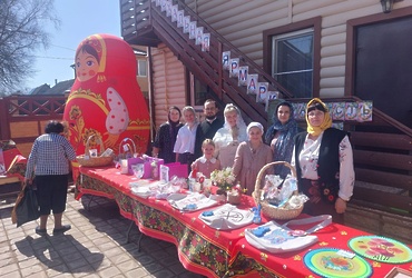 Около храма Серафима Саровского работает пасхальная ярмарка, где всё сделано руками детей воскресной школы