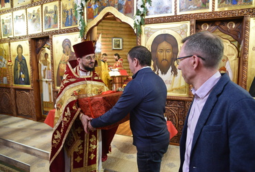 Прихожанам храма преподобного Серафима Саровского вручили сладкие подарки в честь Светлого Христова Воскресенья