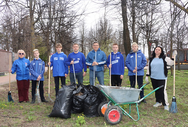 Актив лотошинских единороссов организовал субботник в «Сквере Победы» поселка Лотошино