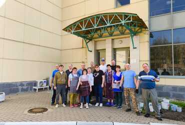 Сотрудники КСЦ «Лотошино» покрасили бордюры и привели в порядок свою территорию