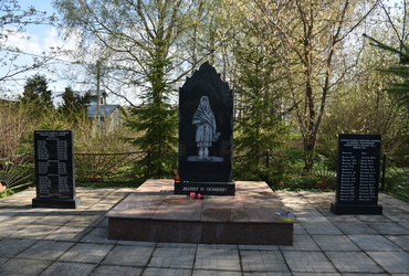 Сотрудники МУ «Благоустройство» приводят в порядок памятники