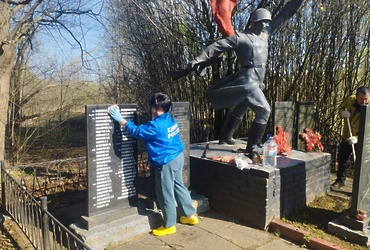 Субботник по благоустройству памятных мест проходит в Лотошино